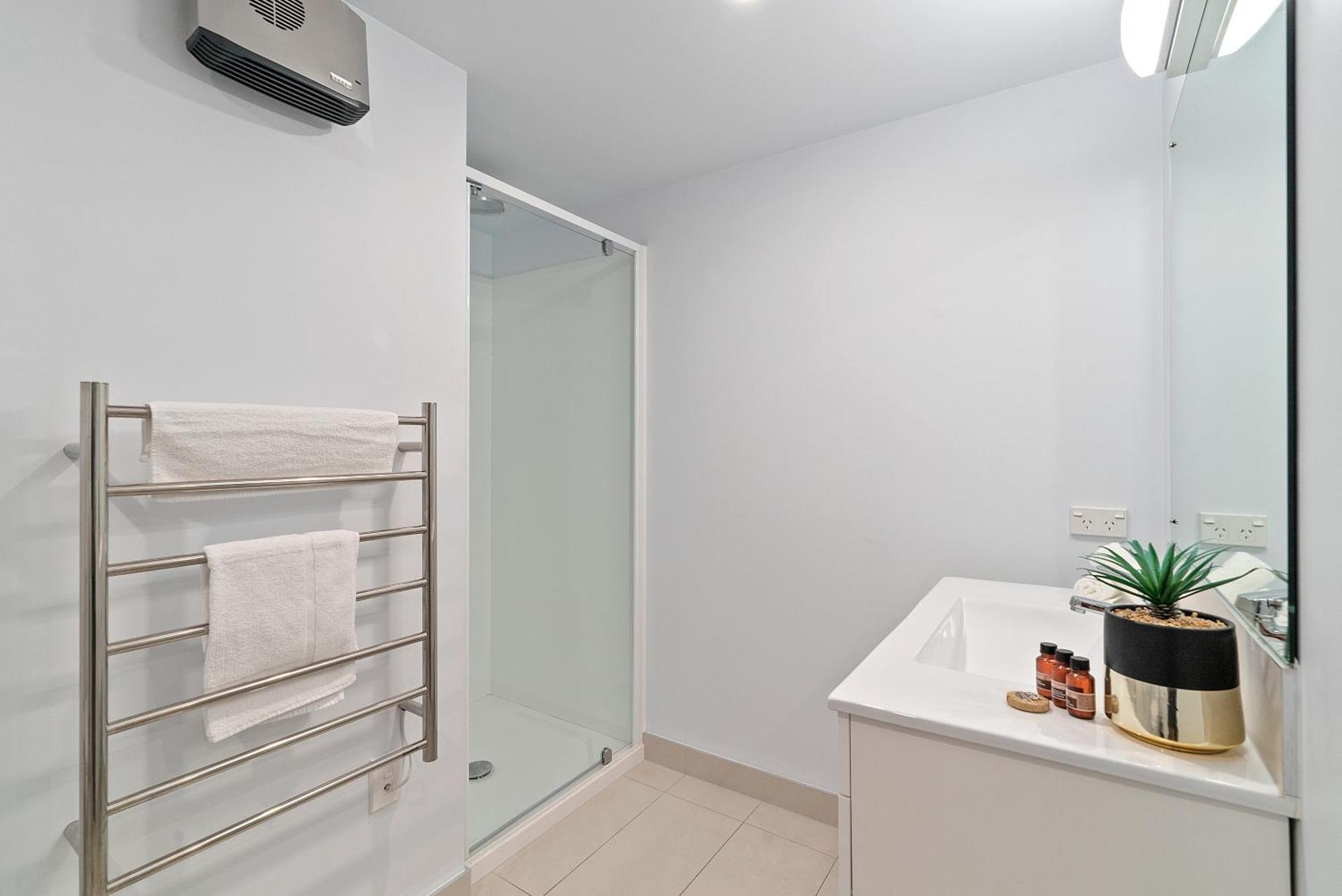 Lakeside Living - Modern 2-Bedroom Apartment Queenstown Exterior foto