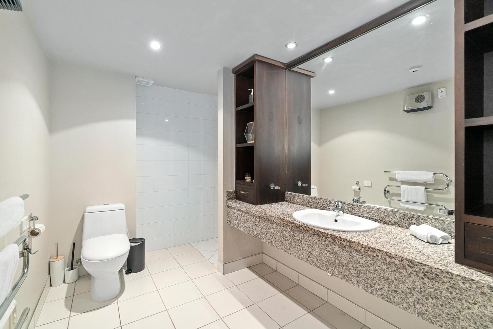 Lakeside Living - Modern 2-Bedroom Apartment Queenstown Exterior foto